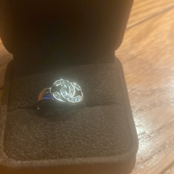 14k White Gold Vintage “Chanel” Ring - Picture 3 of 4